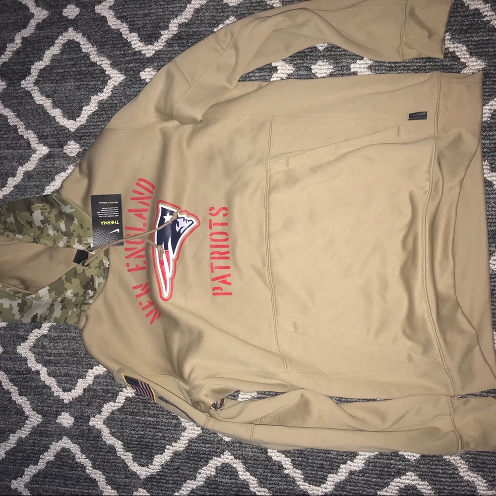 Men’s New England Patriots Nike army sweatshirt